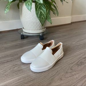 Clark’s Wide White Leather Un Maui Step Sneaker